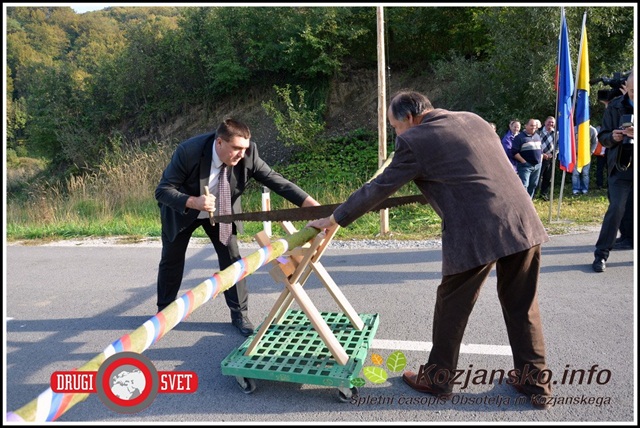 Župan Peter Misja in predsednik KS Pristava pri Mestinju Srečko Gobec sta simbolično odprla cesto